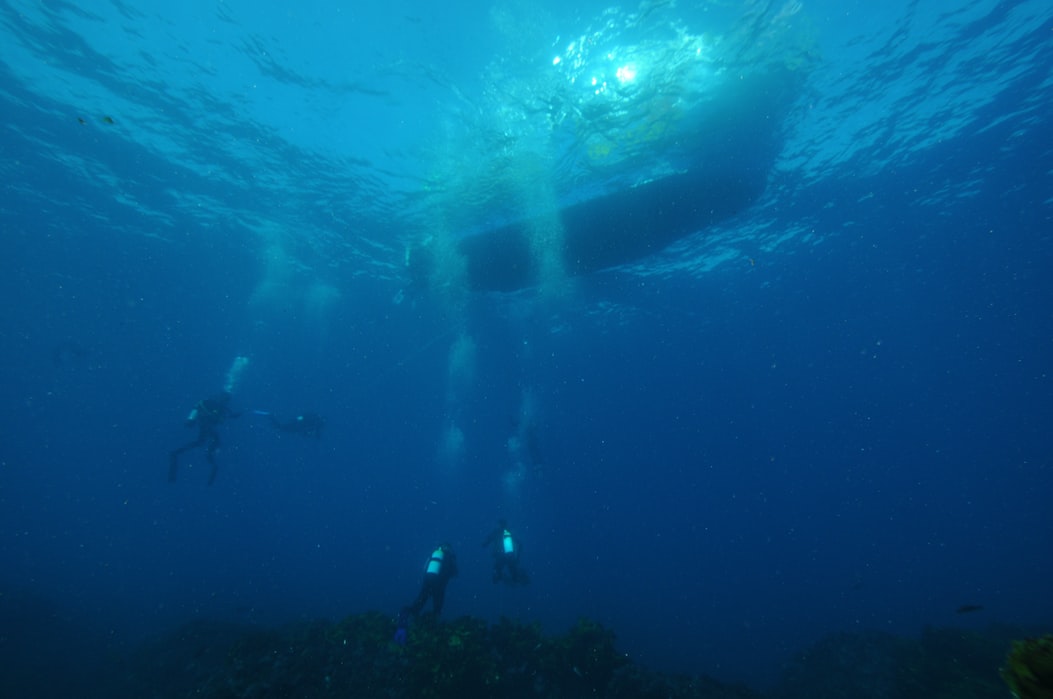 boat diving 